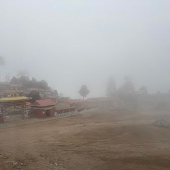 タンボチェでの午後のすごいガス