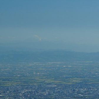 昼飯食べながら南側を
眺めていたら、噴煙が・・・
あれ阿蘇山じゃないのかな？