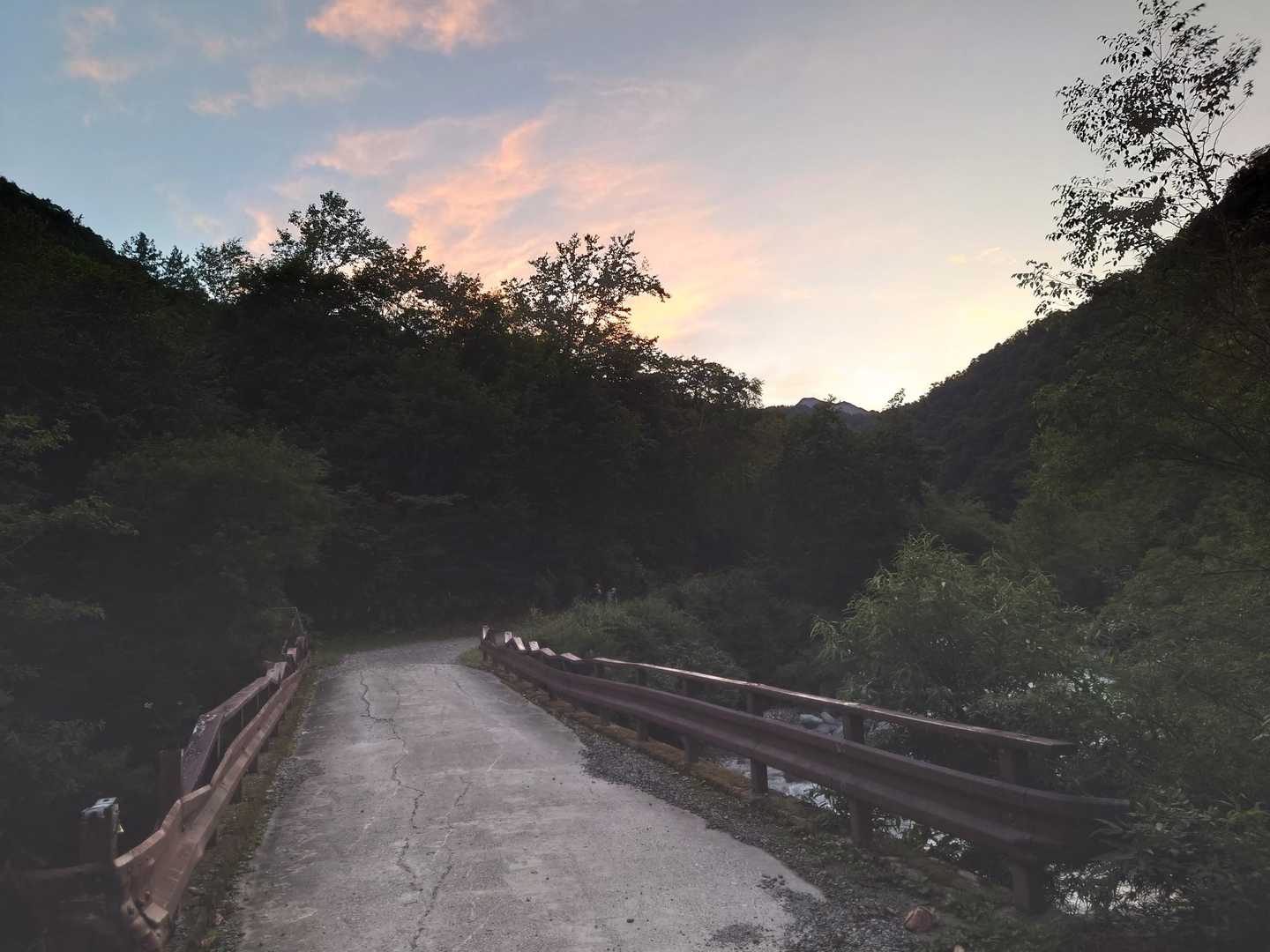 漸く明るくなってきた。
暗い中、川が激流過ぎて音が凄かった。