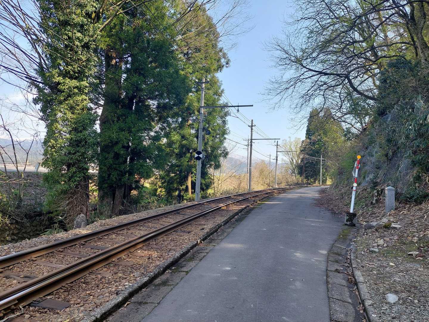 線路沿いを歩きます