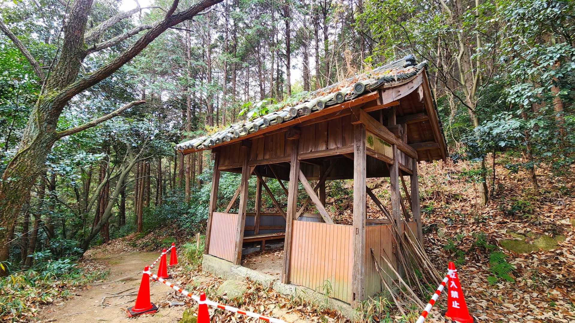 崩れかけて危険です⚠️
近寄ら無いように☝️