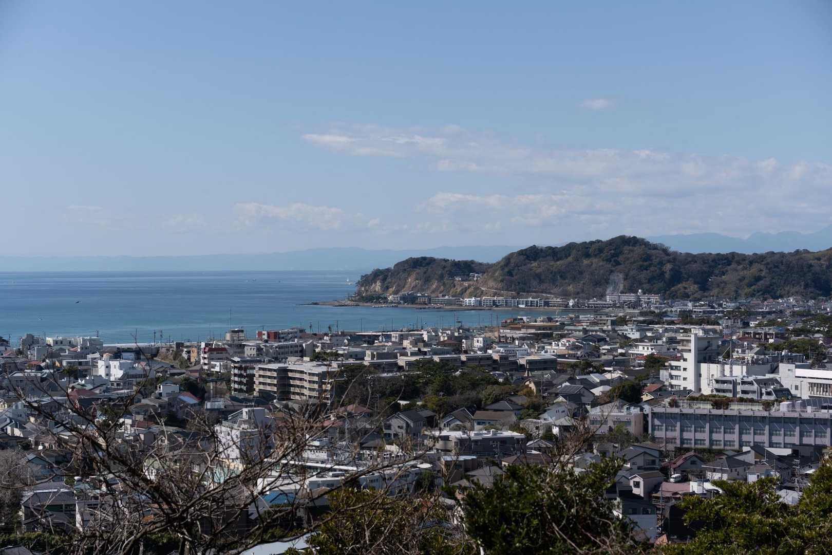 祇園山山頂からの景色です。真ん中に出ている岬は、稲村ヶ崎です。奥は伊豆方面。