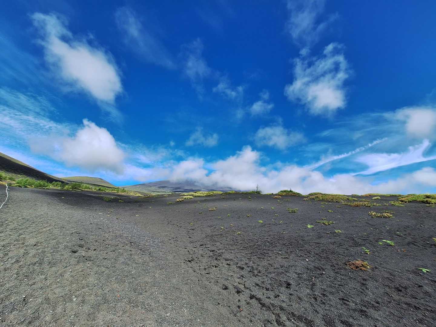 【フラット登山】富士山腹を横切る　宝永山火口の壮絶に息を呑むの写真