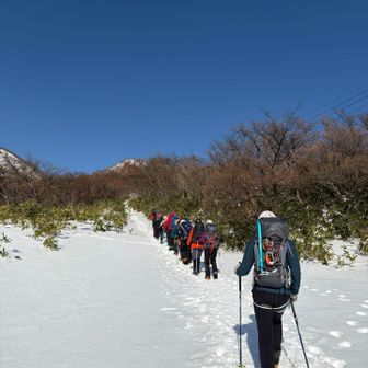 晴天の中、今日は山岳会の雪山訓練です！
講師3名、受講生11名で出発です😁