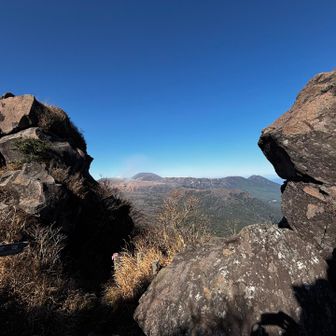 二子石の間から
新燃岳と韓国岳こんにちは