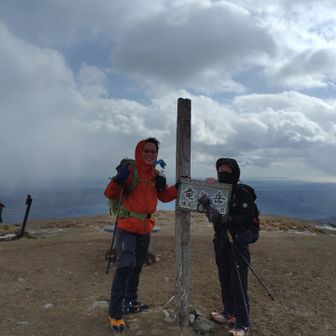 記念撮影中も暴風。
笑う余裕がありませんね🥶