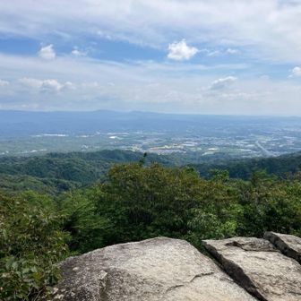 大岩展望台は、山頂より賑わってる。