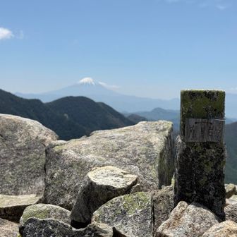 疲れた体には以外に距離があり、結構登ります。スルーすればよかったと後悔しましたが、最後の鎖場⛓️を超えると、360度の大パノラマ❗️

一気に疲れが吹き飛びました👍