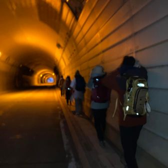 6：15 集合

🌸：今日は人数も少ないし、初心者🔰はいません。当初の予定を変更して、雨乞岳⛰️の帰りは、杉峠に下りて御在所岳を通って、ココに戻ってきましょう。
👴：【え⁉️・・・。今日は軽く歩く予定だったのに。え‼️】
☕️：今日、当初の予定通りのコースで歩きたい方、また、早く帰りたい方がいましたら、予定通りのコースにしますが、どうでしょうか？
👴：【え⁉️・・・。以外と歩きますよ、コレ？え‼️】
☕️：距離があるように見えますが、稜線を歩きますので、楽しい😊し、以外と楽ですよ😊
👸🐰🏐🧵🐈：OK‼️🤩🤩🤩🤩🤩
👴：【あぁぁ⤵︎・・・。皆、やる気満々だぁ🤣もう、付いて行くしかない😅】