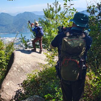 宮島を展望する岩が点在していました。

背後から狙らう人を狙う😎😎