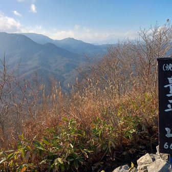 景観は素晴らしい。山頂にはテーブルと椅子もある！