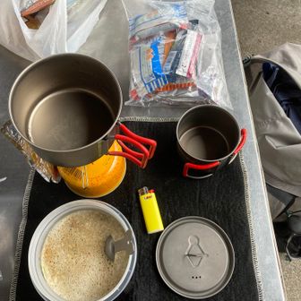 テン場に戻って来た。炊事場で立ったまま、残りのカレーメシを食べる。ブランチってとこかな。