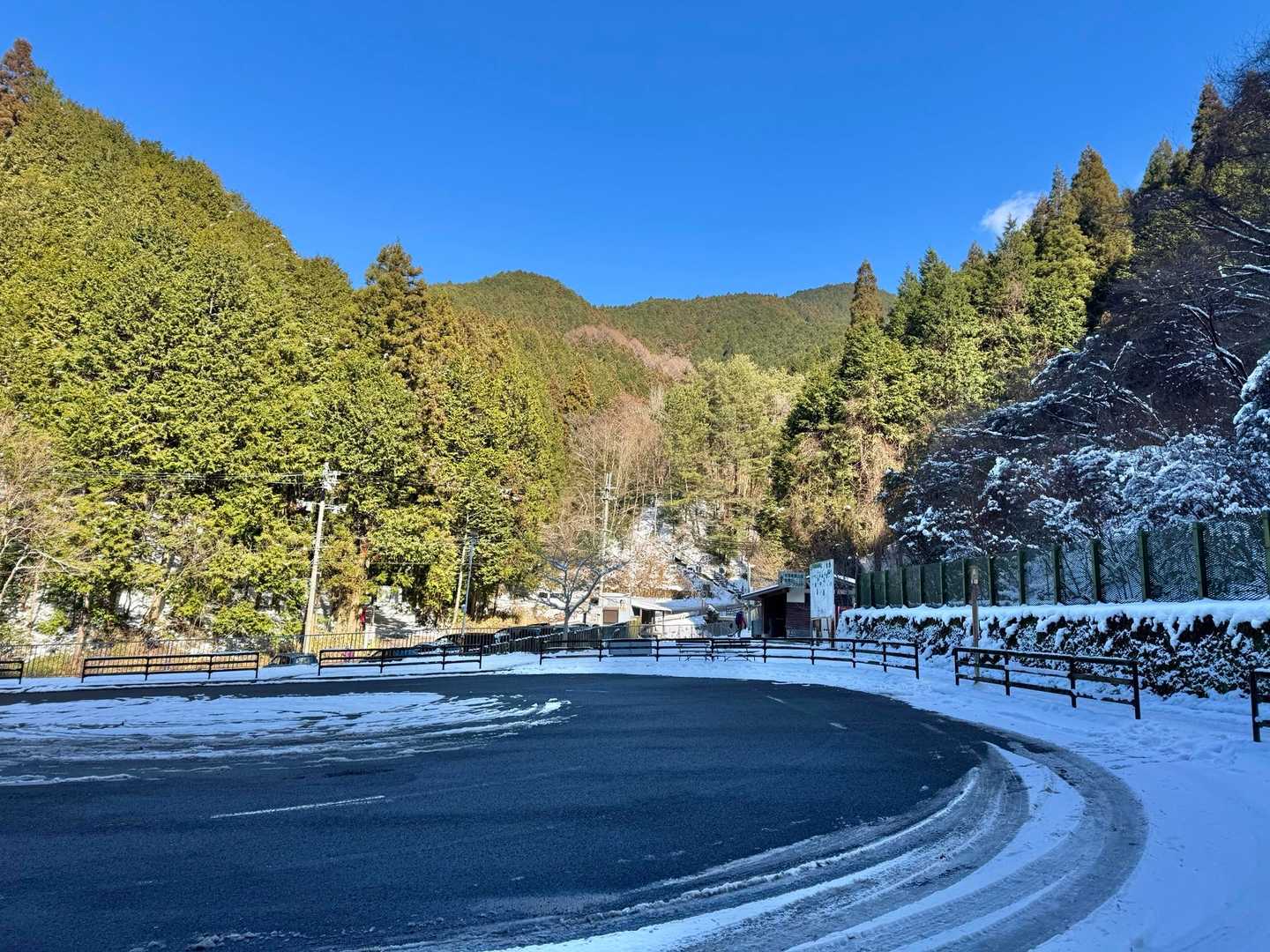 今日も無事下山😊

14時45分の🚌に間に合いました😅
今日は急遽雪像作りする事になって、ソリ遊びも出来なかったけど、最高の雪でマイメロちゃんを作れてめっちゃ楽しかった〜🥰

今日も最後までご覧頂きありがとうございました😊❄️⛄️💙♪