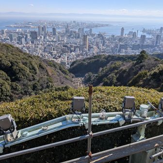 夜、下界から山を見上げると、山にピカーンと光る神戸市マークとイカリマーク⚓️。