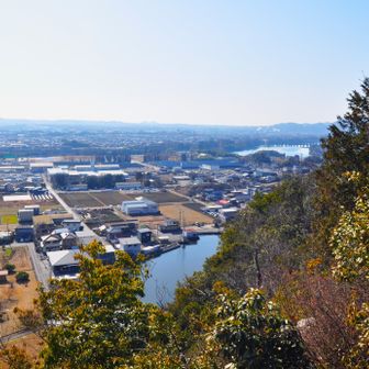 地上の標高を差引いて70メートル程の高低差であるが見晴らしは良い。眼下の平地は「牧野」と呼ばれる場所。