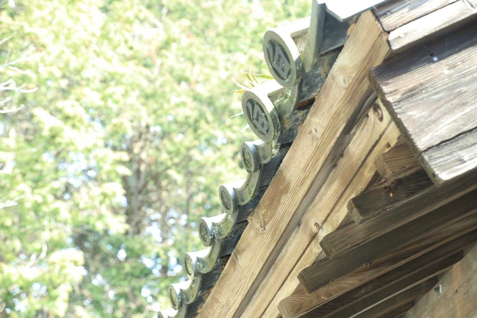 白山神社だから瓦に白の文字