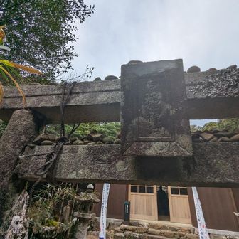 頂上の鳥居先に休憩所