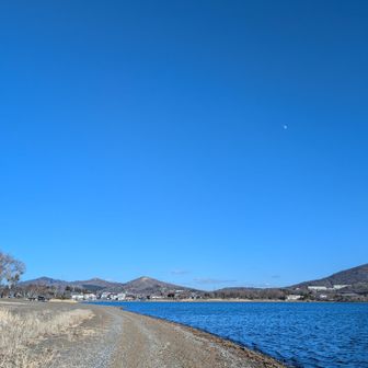 駐車場、見えてきた！
けど、入り江を回り込まなければいけない🚶