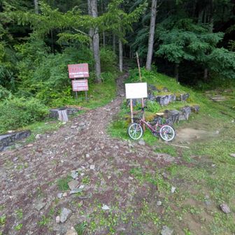 登山口
駐車場からここまで自転車で来る人もいるらしい