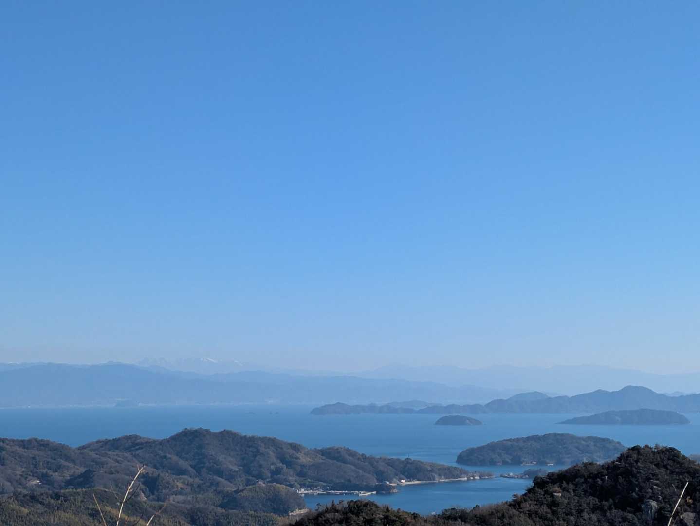 無事戻って絶家ポイントから📷️
この日は四国連山も見えたよ!
白く雪っぽい所は石鎚と思われる🏔️
が、写真じゃ分からんか😗
肉眼では見えたのにな〜まあ許せ