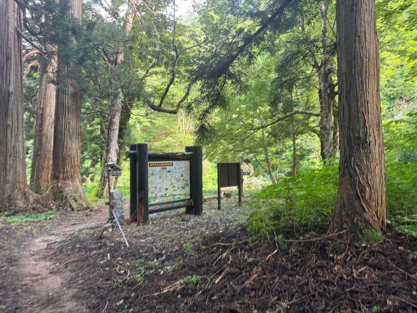 頑張った。この登山口の看板まで、長かった😵
飯豊山にはとても良い印象を抱いていたが、この下り坂はキツくて、やっぱり一筋縄ではいかない山だと思った。
早朝も、よく登ったなとそう思う。