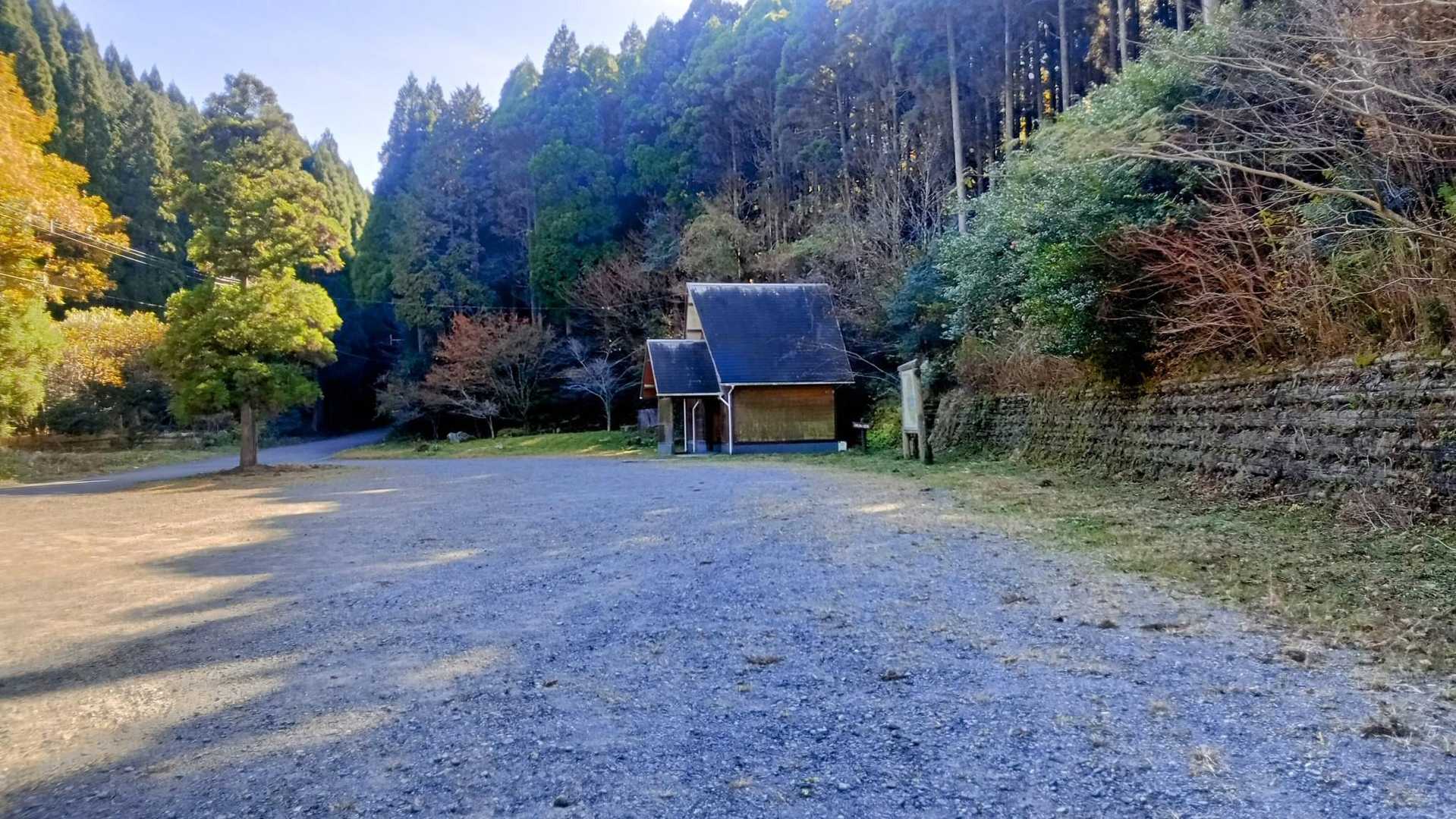 県道横の大きな駐車場
池の見える隅から
