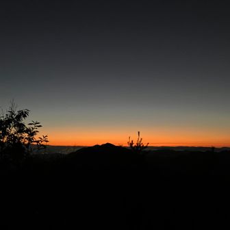 日の出が近い。寒い。