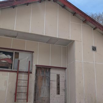 避難小屋で休憩、ここから前白根の途中にヤバい残雪トラバースあり😱