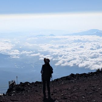ガスガスで御鉢まわりは断念💦
でも下山するにつれ、
大雲海の姿を見ることに😍
河口湖、山中湖、相模湾がキラキラ✨️