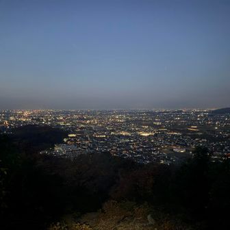 振り返ると佐野の街明かり。ほぼ夜景ですな。1、浅野山