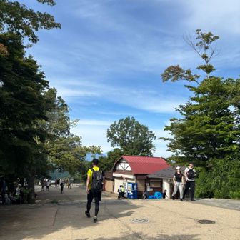 山頂は人まばら