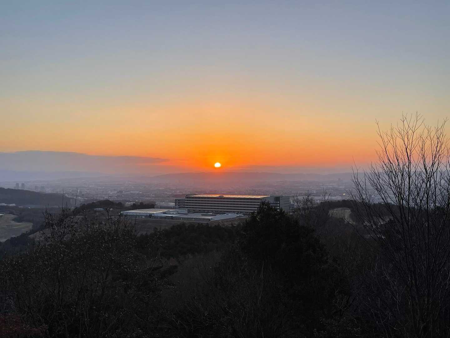 文句なしの日の出でした🌅
手前の建物さえなければ😆
こんな絶好の日の出スポットなのに、登山者は３人のみ👨‍🦰👱‍♂️🧔‍♂️