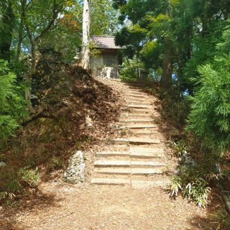 青葉山東峰手前　青葉神社が見えます