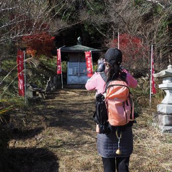 山頂手前の神社にお参り