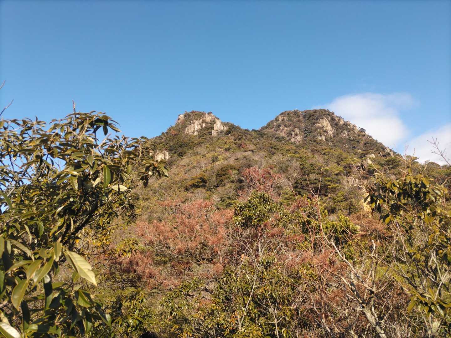 そして今から登る山頂も晴れ晴れ☀☀
晴れ男の先輩、凄いでしょ〜😀