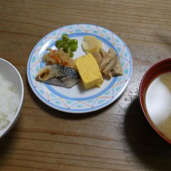 日付変わって日曜日朝食。
朝食前に再度アタックしようかと思っていたが、霧雨＆ガスで諦め朝食。今日はこのまま下山