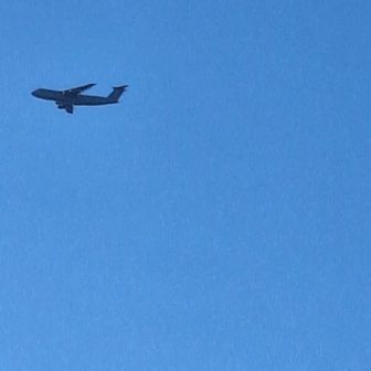 自衛隊の飛行機が旋回し迫ってくる(爆)