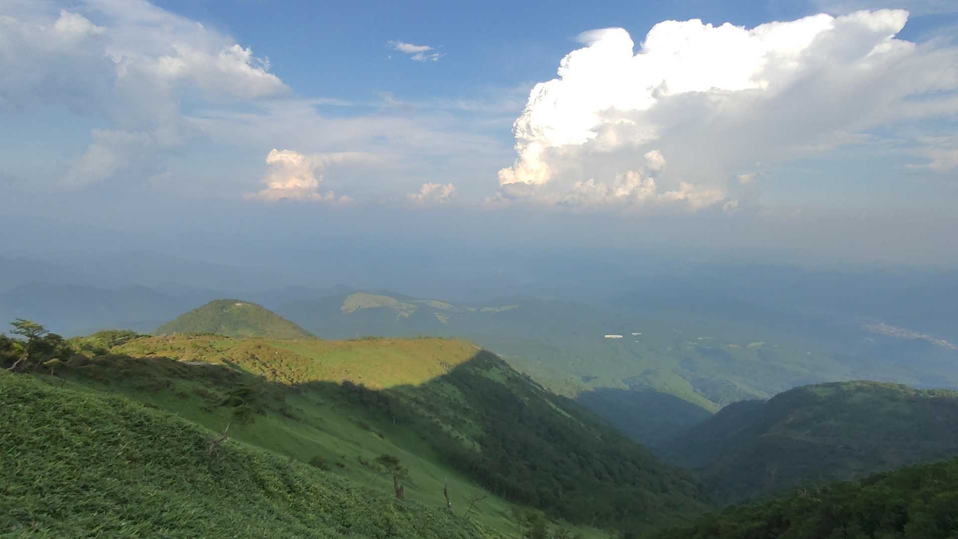来た道を振り返る。
丸山（左手前）より高いところまで登って来ました。
ここまで来ると、眺めはまた違ったものになります。