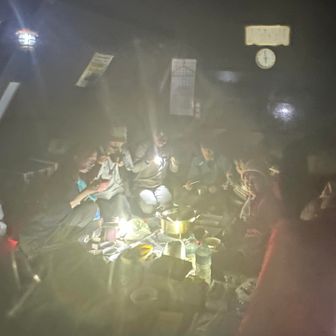 小屋に入るとあったか〜い
角田山が大好きな皆さんがワイワイと楽しんでおられました

美味しい料理とデザートと飲み物をたくさん頂きありがとうございました♪