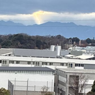 これの名前を調べたら「薄明光線」だというのですが、何かピンとこない。