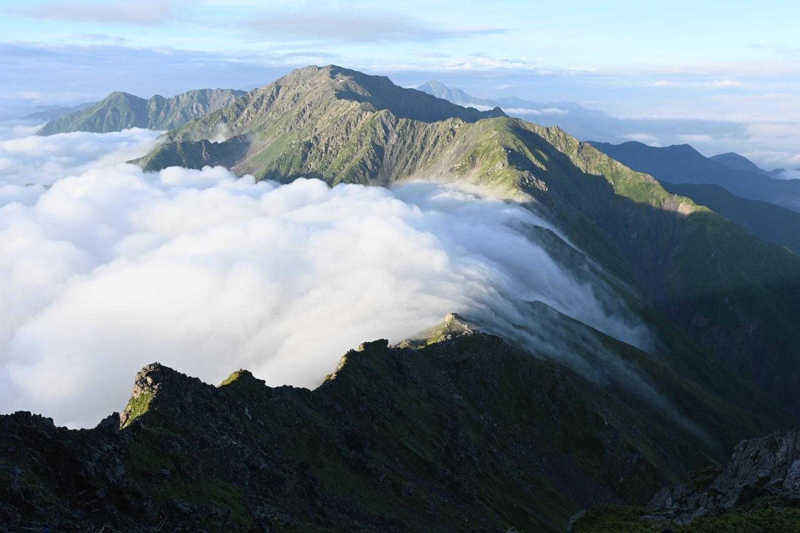 北岳山荘の鞍部を滝雲が流れてます‼️
