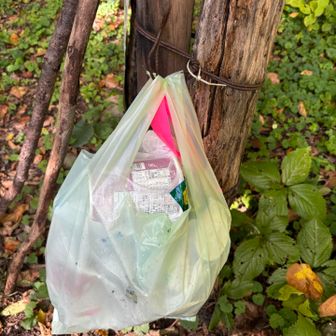 登山口にあるボランティア用のゴミ袋。

これは本来、山で拾ったゴミを捨てる所なのに明らかにコンビニのゴミを捨てた人がいる💢

別の袋でまとめられたゴミでセコマのホットシェフのカップが２つなんて、山の中で拾ったとは考えにくいです😡