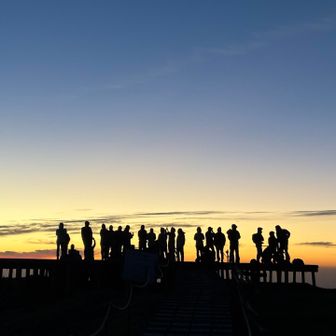 もう直ぐご来光🌅
沢山の方が来られています

自分も ちょっと覗く☀️｡°  ダメだ足早に行かなきゃ❣️