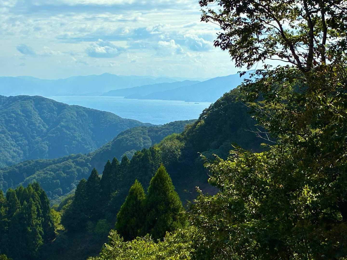 奥に野坂岳、右側に西方ヶ岳