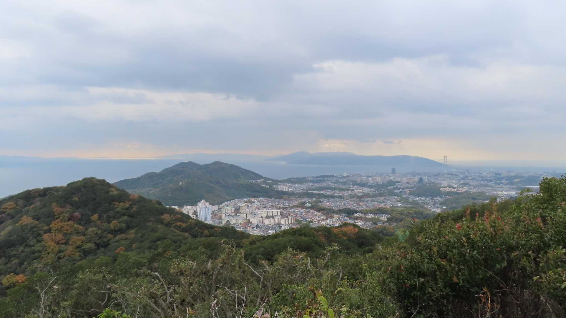 淡路島の向こうには四国も見えました