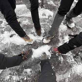 道路状況が不安でしたが、天気見て、気温見て。
大体この辺りの雪は陽が出て来たら溶けるので決行。
レアな猿投山目的の登山者さん達もボチボチと。