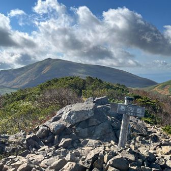 🙌岩内岳山頂、後ろは⛰️目国内（めくんない）岳