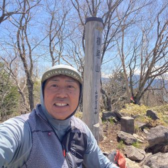 山百山頂看板と記念撮影📸
このあとおにぎり食べながら景色を楽しみました🍙