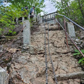 最後は鎖場
手摺や鎖完備なので万全ですが、足元は比較的ツルツル
山登りに慣れていない人も多く、わりと渋滞しやすいです
安全第一ですね☀