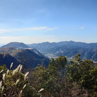 台形の竜ヶ鼻と奥に福智山からさらに牛斬山方面